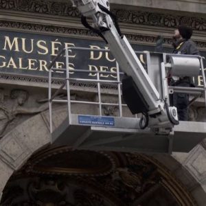 Λούβρο: Κάγκελα ασφαλείας στα παράθυρα του μουσείου μετά την ληστεία του Οκτωβρίου