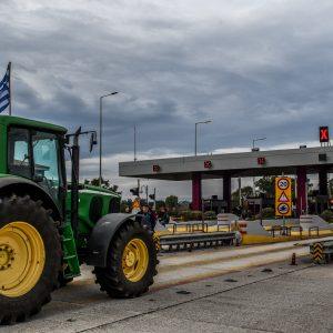 Αγρότες: Ακλόνητοι στα μπλόκα – Κλείνουν τις σήραγγες των Τεμπών, ανοίγουν διόδια