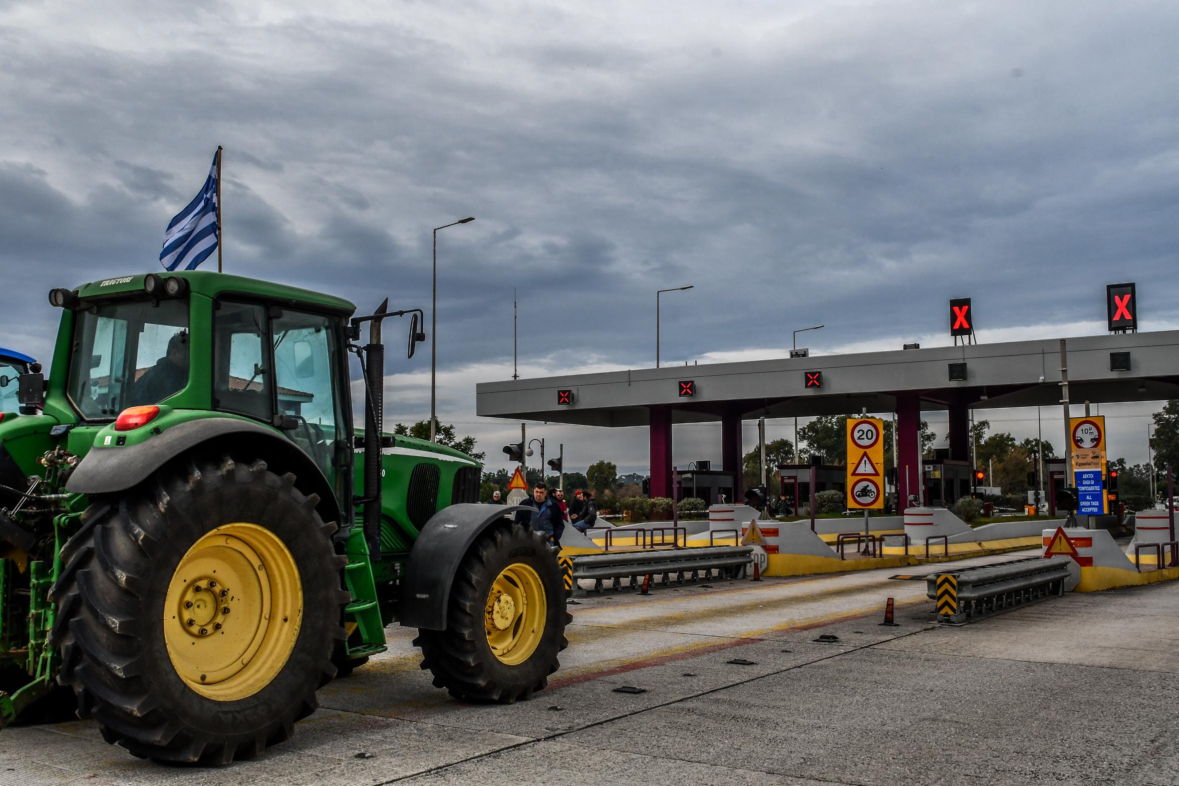 Αγρότες: Ακλόνητοι στα μπλόκα – Κλείνουν τις σήραγγες των Τεμπών, ανοίγουν διόδια