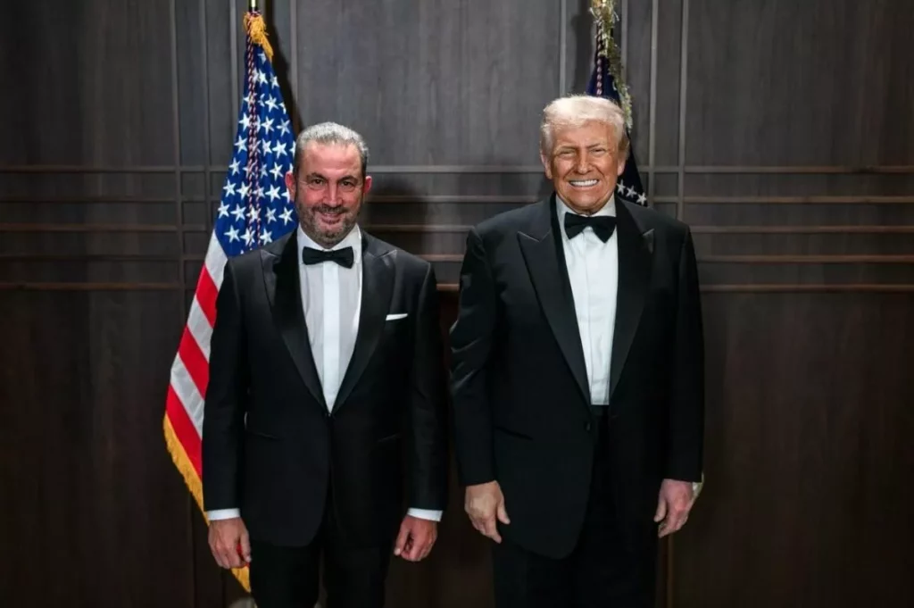 Εξάρχου: Προσκεκλημένος του Ντόναλντ Τραμπ με την αφρόκρεμα των επιχειρήσεων και της πολιτικής