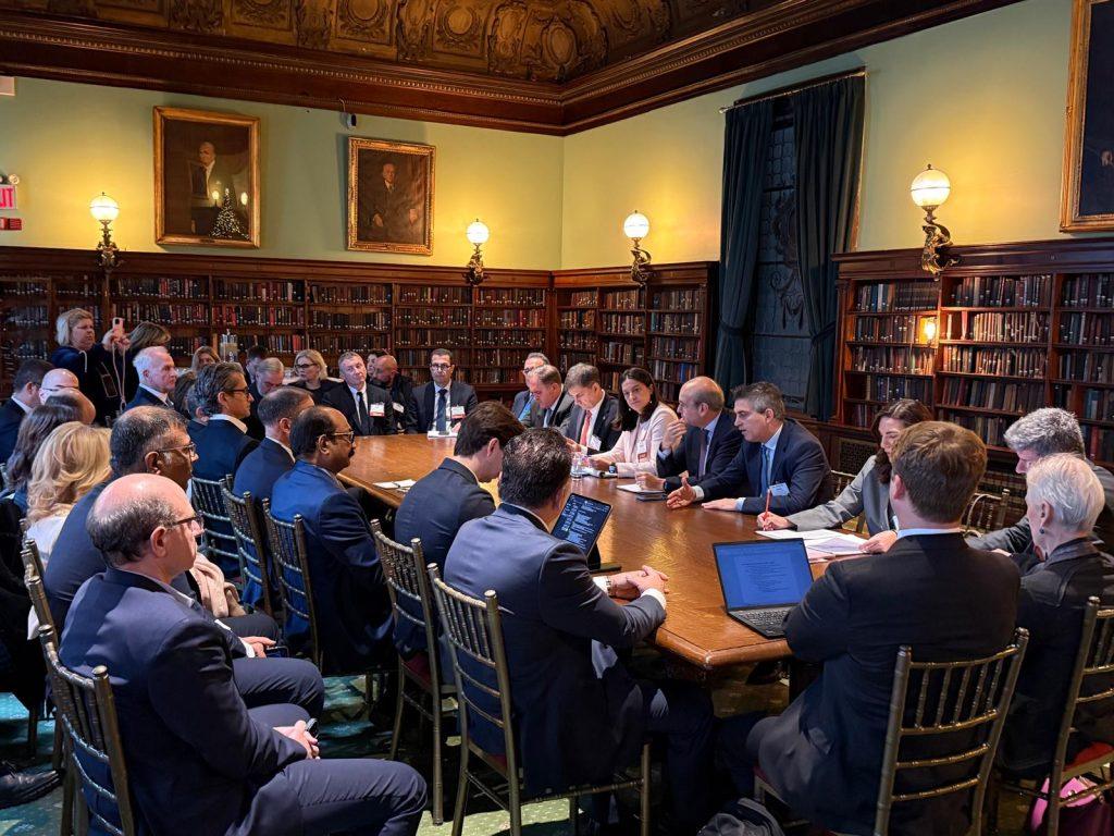 Capital Link: Συζήτηση Στρογγυλής Τραπέζης με τη συμμετοχή Ελλήνων υπουργών και διεθνών επενδυτών