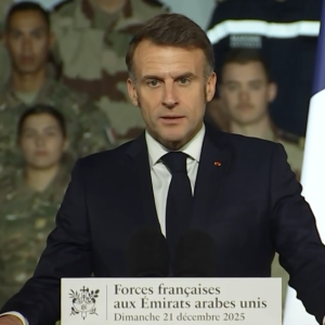 Μακρόν: Θα ναυπηγήσουμε νέο αεροπλανοφόρο