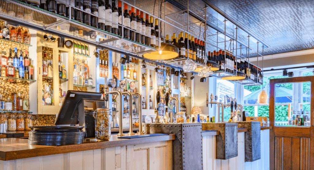 Βρετανικές παμπ: Ποντάρουν στις γιορτές για να πάρουν οικονομική ανάσα