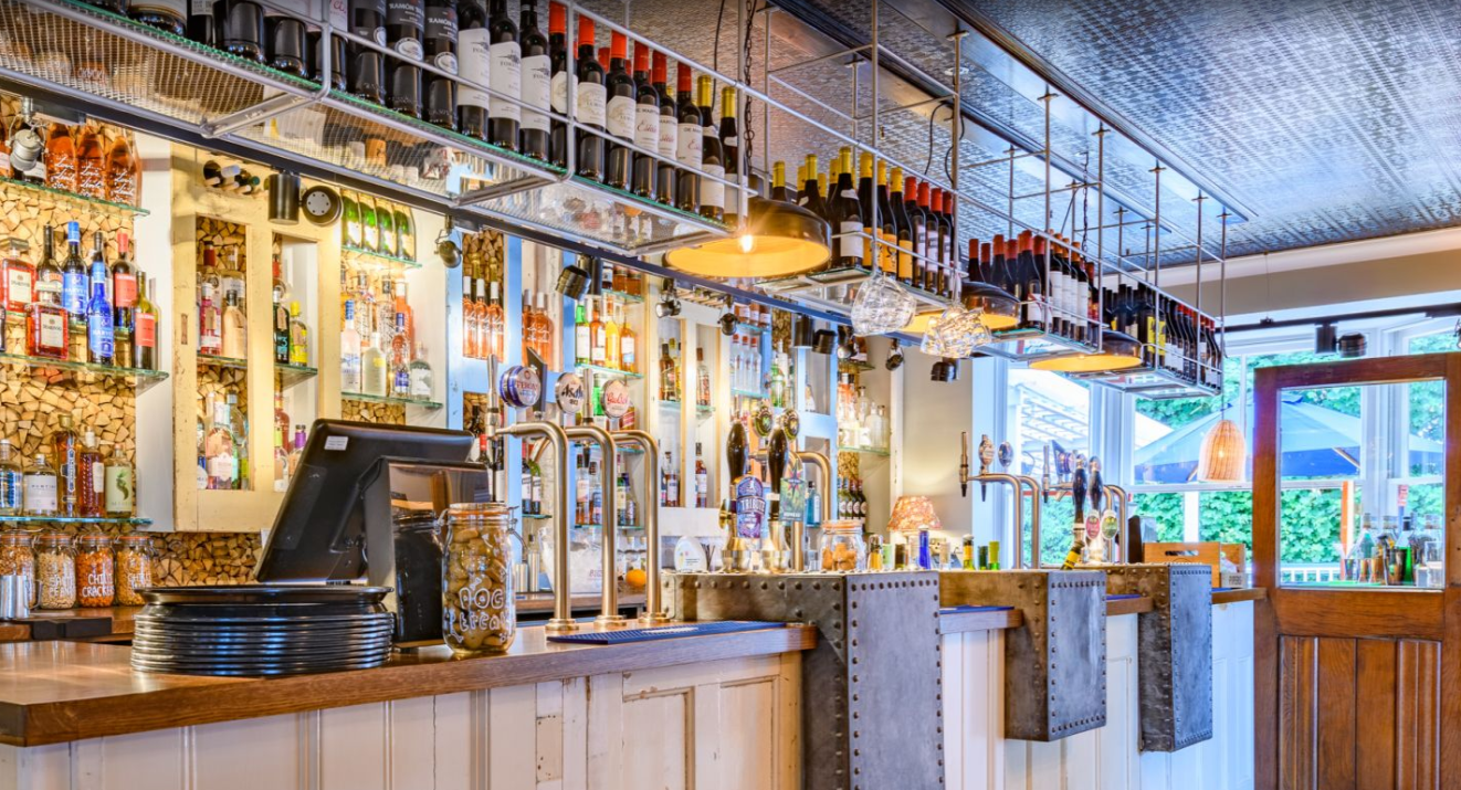 Βρετανικές παμπ: Ποντάρουν στις γιορτές για να πάρουν οικονομική ανάσα