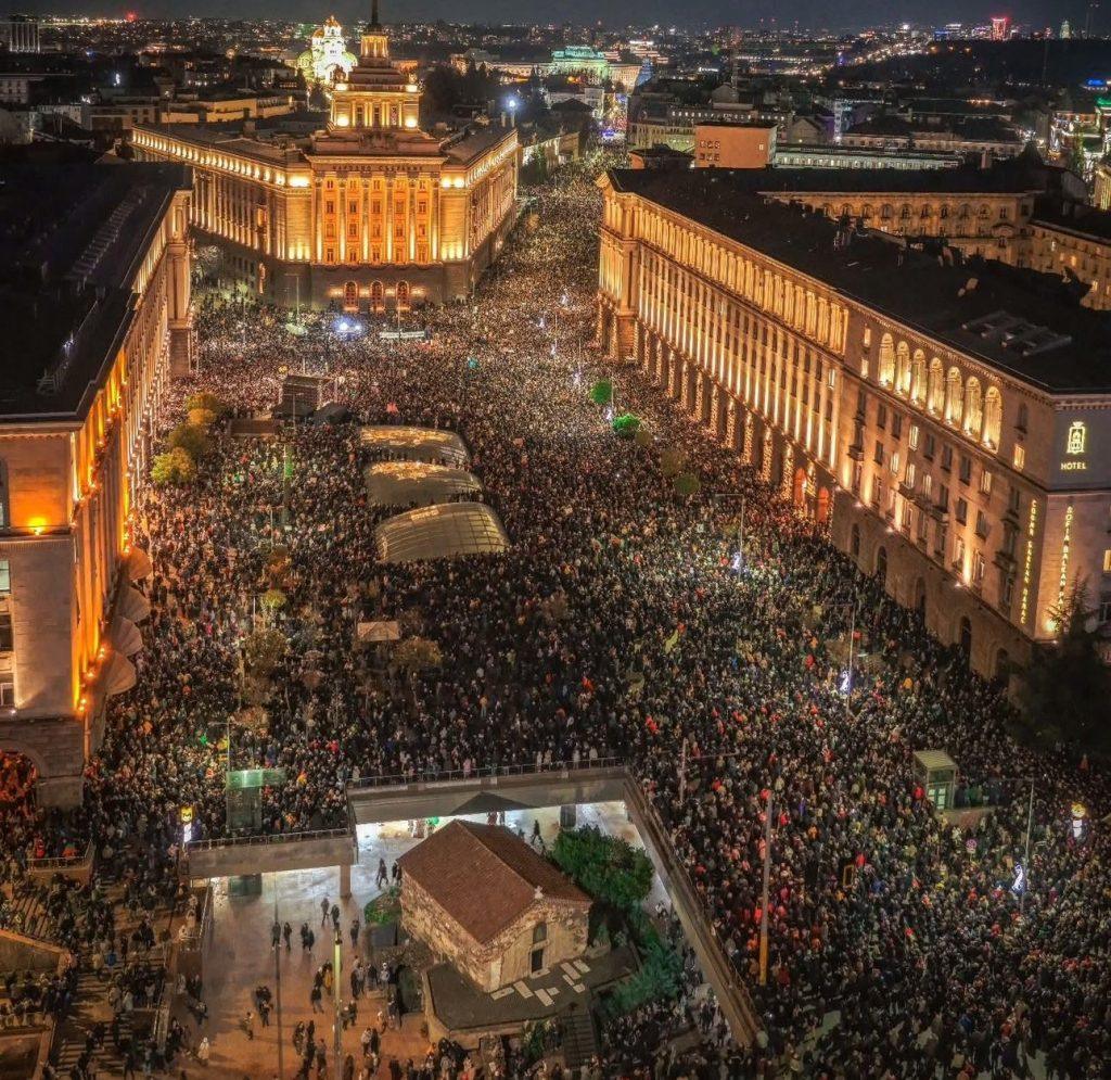 Βουλγαρία: Αποσύρθηκε ο προϋπολογισμός του 2026, μετά από πολυήμερες και μαχητικές διαδηλώσεις
