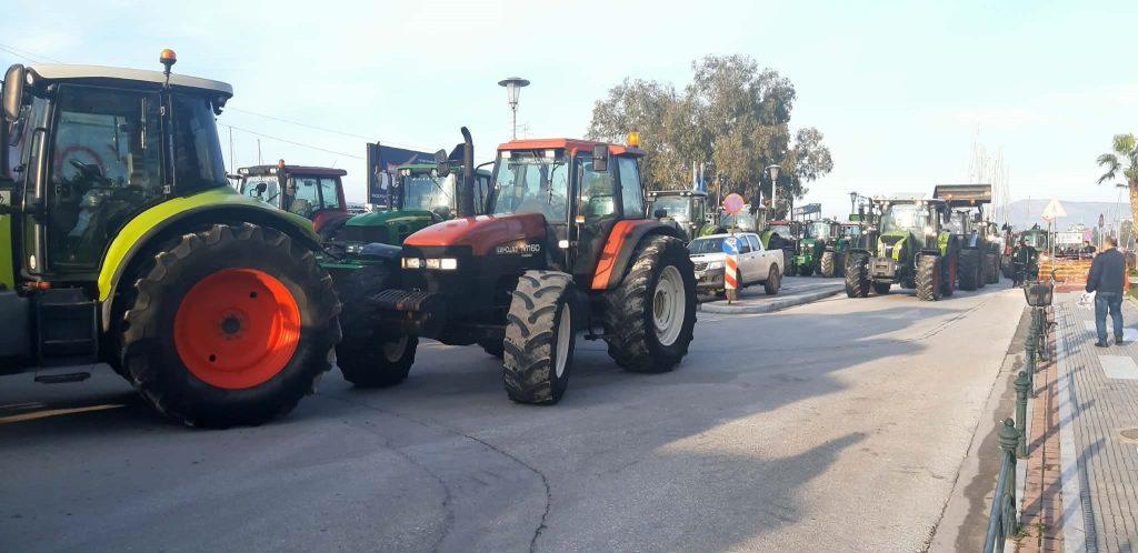 Αγρότες: Στο λιμάνι του Βόλου με τα τρακτέρ – Δεκάδες καϊκια στη θάλασσα