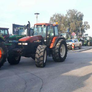 Αγρότες: Στο λιμάνι του Βόλου με τα τρακτέρ – Δεκάδες καϊκια στη θάλασσα