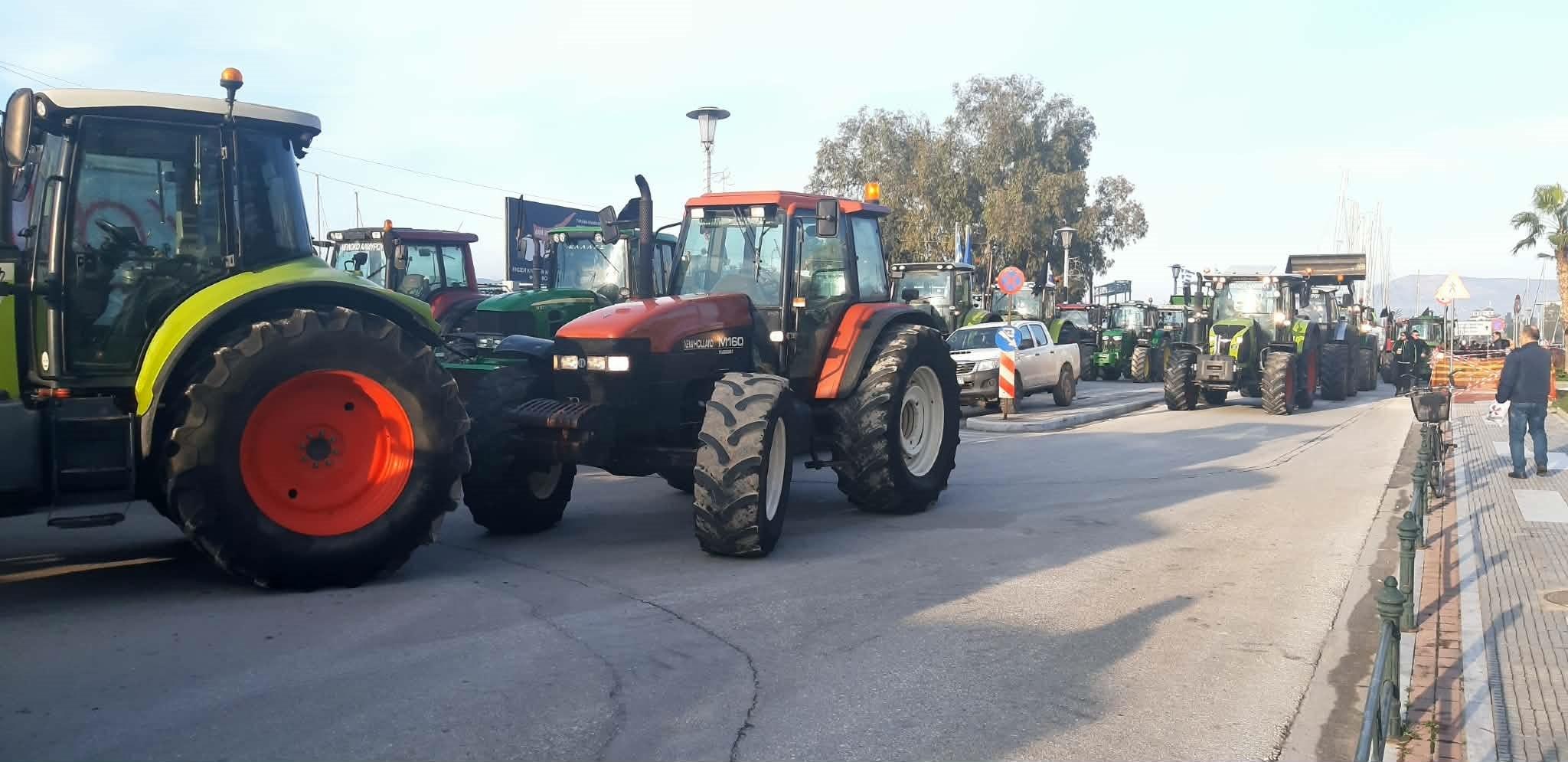 Αγρότες: Στο λιμάνι του Βόλου με τα τρακτέρ – Δεκάδες καϊκια στη θάλασσα