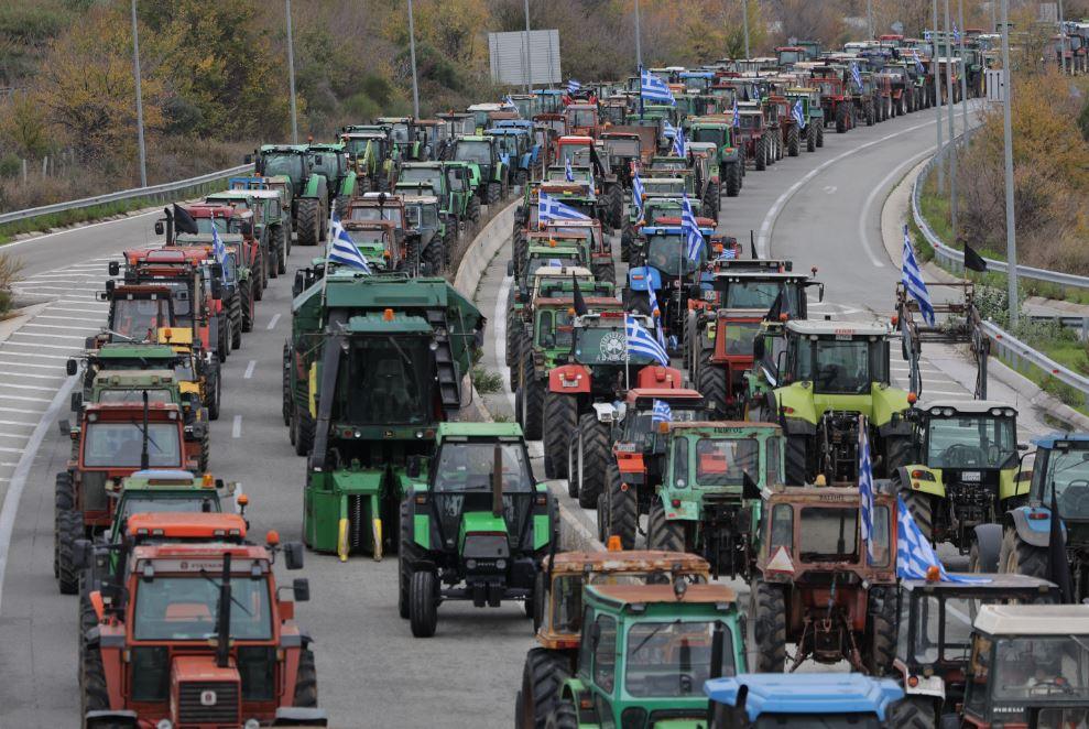 Αγρότες: Συγκέντρωση στο γραφείο του Τσιάρα στην Καρδίτσα – Χημικά στην Κρήτη