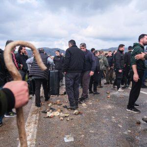 Αγρότες: Απέκλεισαν τα αεροδρόμια Ηρακλείου και Χανίων