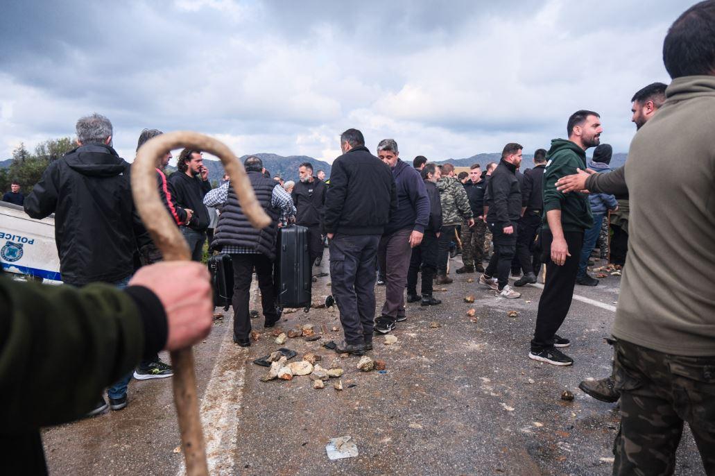 Αγρότες: Απέκλεισαν τα αεροδρόμια Ηρακλείου και Χανίων