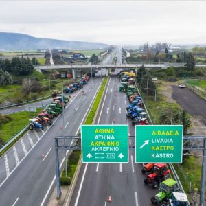 Αγρότες: Στα μπλόκα και τα Χριστούγεννα