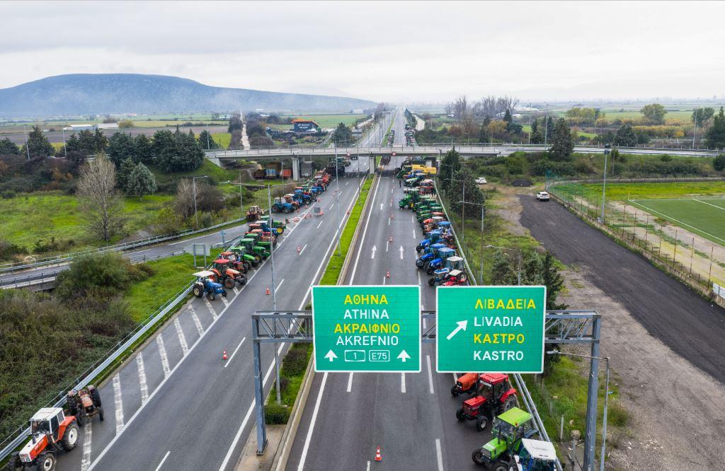 Αγρότες: Στα μπλόκα και τα Χριστούγεννα