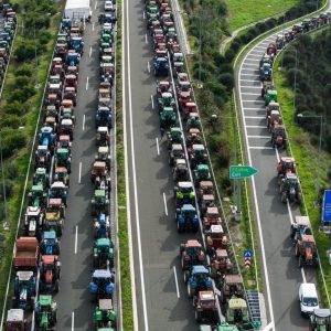 Αγρότες: «Η κυβέρνηση κλείνει τους δρόμους» – Συνεχίζουν τις κινητοποιήσεις
