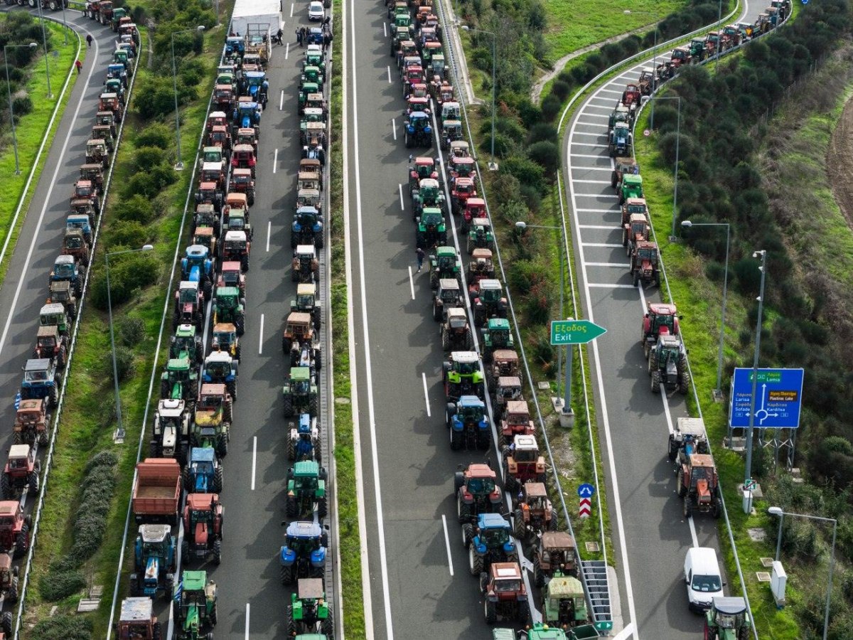 Αγρότες: «Η κυβέρνηση κλείνει τους δρόμους» – Συνεχίζουν τις κινητοποιήσεις