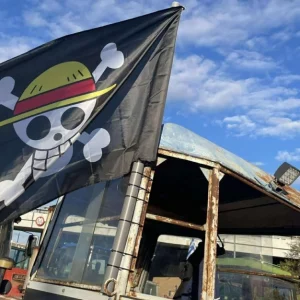 Αγρότες: Η σημαία του «One Piece» στον κόμβο της Νίκαιας