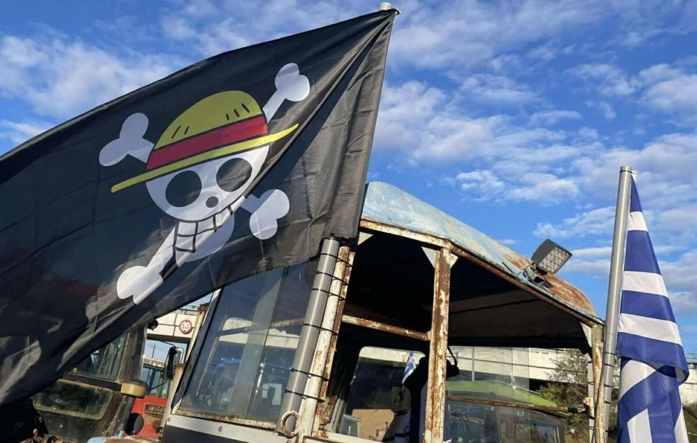 Αγρότες: Η σημαία του «One Piece» στον κόμβο της Νίκαιας