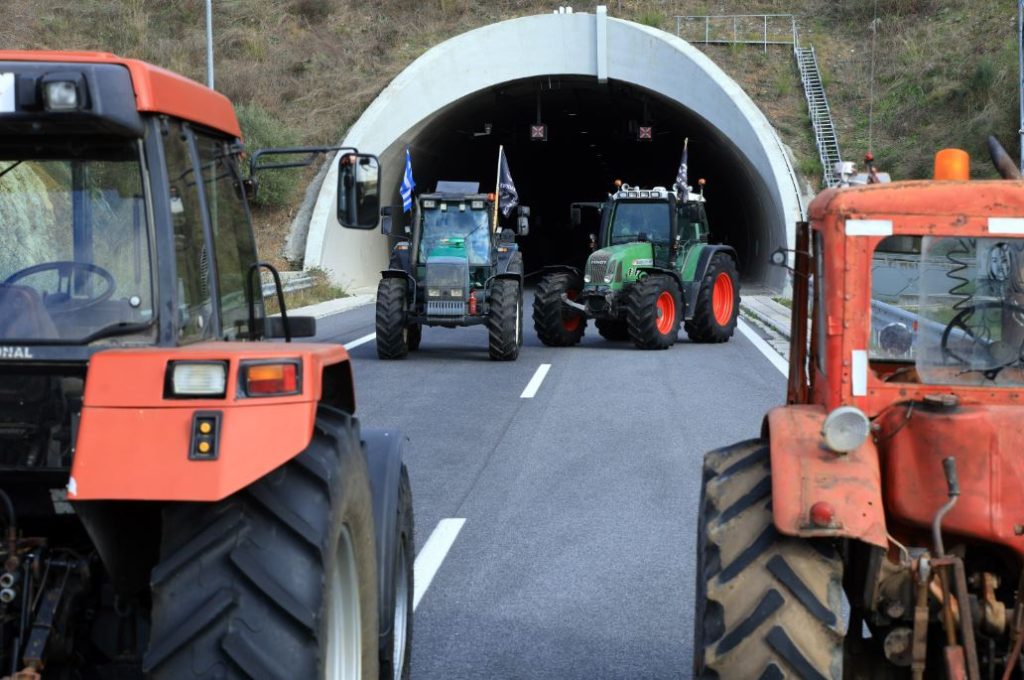 Αγρότες: Απέκλεισαν τις σήραγγες στα Τέμπη