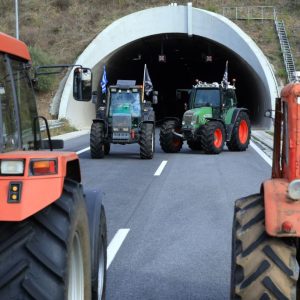 Αγρότες: Απέκλεισαν τις σήραγγες στα Τέμπη