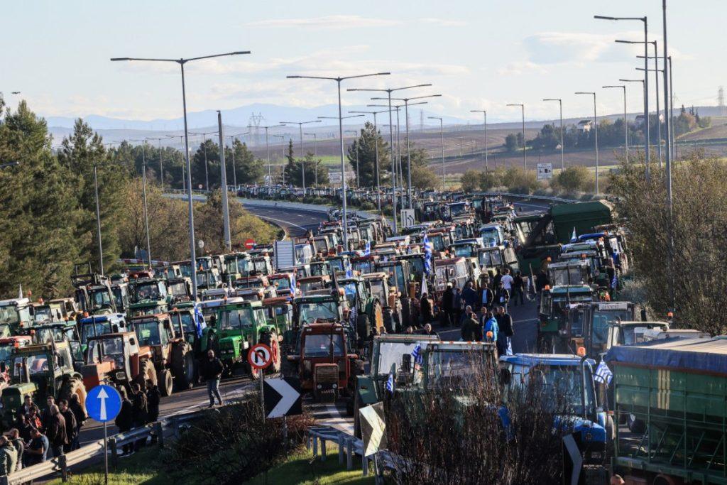 Αγρότες: Παραμένουν ανυποχώρητοι στα μπλόκα