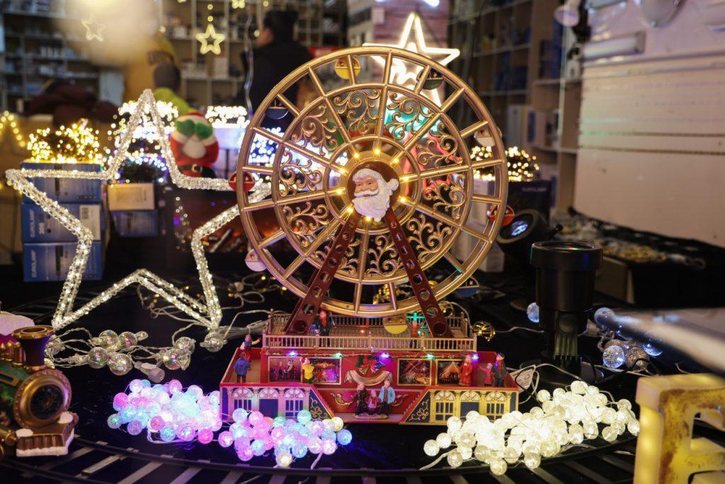 Εορταστικό ωράριο: Ανοιχτά τα καταστήματα την Κυριακή 28 Δεκεμβρίου