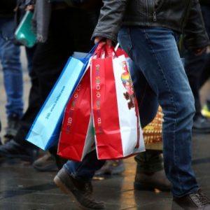 Χριστούγεννα: «Σηκώνουν μανίκια» οι επιχειρήσεις – Τι περιμένουν