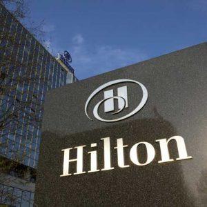 Hilton: Ανοίγει δυο νέες πολυτελείς μονάδες σε Σαντορίνη και Αθήνα