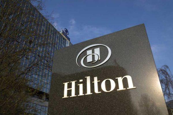 Hilton: Ανοίγει δυο νέες πολυτελείς μονάδες σε Σαντορίνη και Αθήνα 