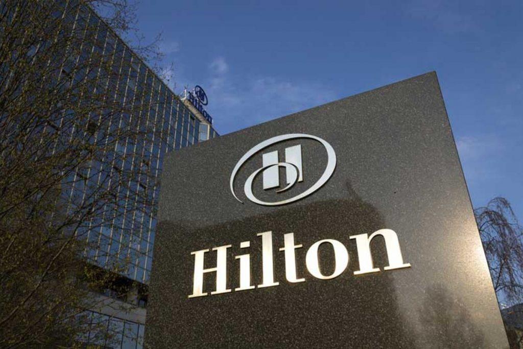 Hilton: Ανοίγει δυο νέες πολυτελείς μονάδες σε Σαντορίνη και Αθήνα