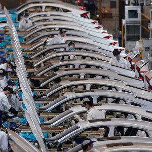 Κίνα: Κατακλύζει τις αγορές με βενζινοκίνητα οχήματα που δεν μπορεί να πουλήσει στην εγχώρια αγορά