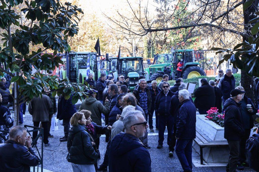 Αγρότες: Τα επόμενα βήματα και οι αποφάσεις μετά τη σύσκεψη στο μπλόκο της Νίκαιας