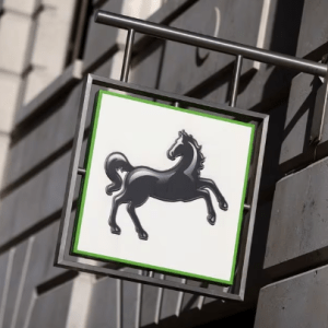 Lloyds: Περιορίζει τις υπηρεσίες για SMEs – Τι σημαίνει για τη ρευστότητα των μικρών επιχειρήσεων