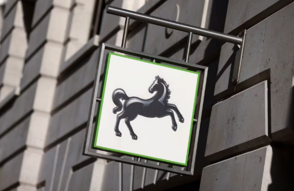 Lloyds: Περιορίζει τις υπηρεσίες για SMEs – Τι σημαίνει για τη ρευστότητα των μικρών επιχειρήσεων