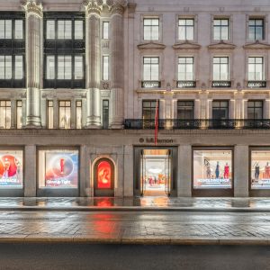 Lululemon: Ανοίγει νέα καταστήματα σε έξι νέες αγορές