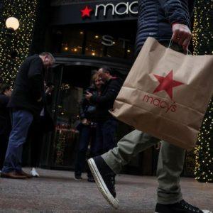 Macy’s: Ανεβάζει για δεύτερη φορά τον στόχο για φέτος – Επιφύλαξη για τις πωλήσεις των γιορτών
