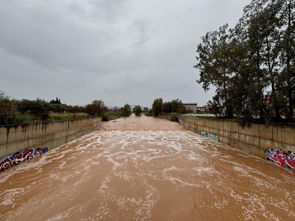 Κακοκαιρία: Γιατί πλημμυρίζει σε κάθε βροχόπτωση η Αθήνα και η Μάνδρα
