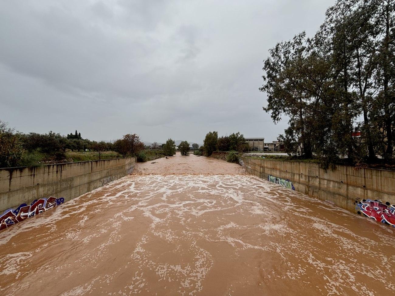 Κακοκαιρία: Γιατί πλημμυρίζει σε κάθε βροχόπτωση η Αθήνα και η Μάνδρα