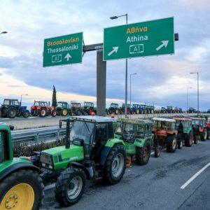Αγρότες: Παραμένουν στα μπλόκα – Την Πέμπτη οι αποφάσεις