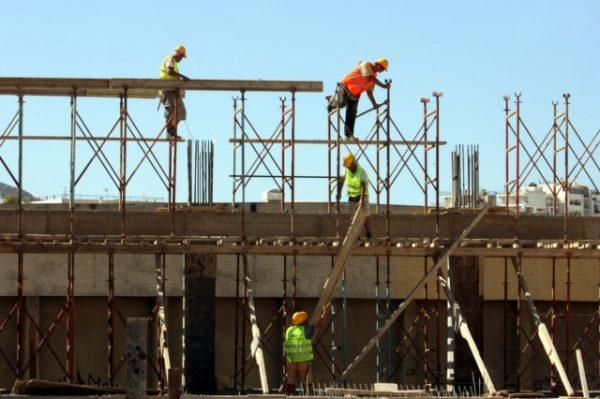 Χριστούγεννα: Καταβολή Αδειοδωροσήμου σε εργατοτεχνίτες οικοδόμους