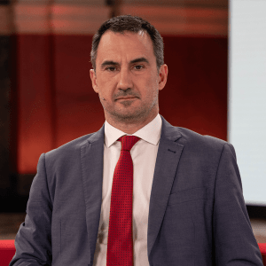 Αλέξης Χαρίτσης: Αρνούμαστε να συνηθίσουμε στη βία – Το 2026 πρέπει να είναι χρόνος ειρήνης και διεκδίκησης