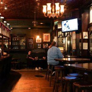 Βρετανικές παμπ: Αντιδρούν στις αυξήσεις φόρων των επιχειρήσεων