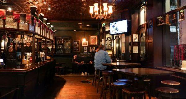 Βρετανικές παμπ: Αντιδρούν στις αυξήσεις φόρων των επιχειρήσεων