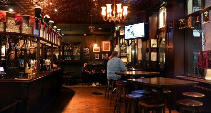 Βρετανικές παμπ: Αντιδρούν στις αυξήσεις φόρων των επιχειρήσεων