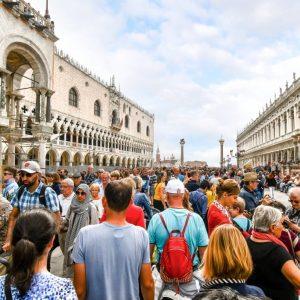 Υπερτουρισμός: Νέοι κανόνες στην Ευρώπη – Τι αλλάζει στα ταξίδια το 2026