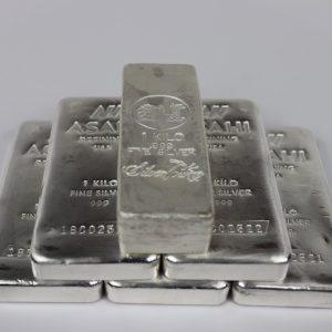 Aσήμι: Λάμπει στις παγκόσμιες αγορές το 2025, πτώση σε soft commodities και πετρέλαιο