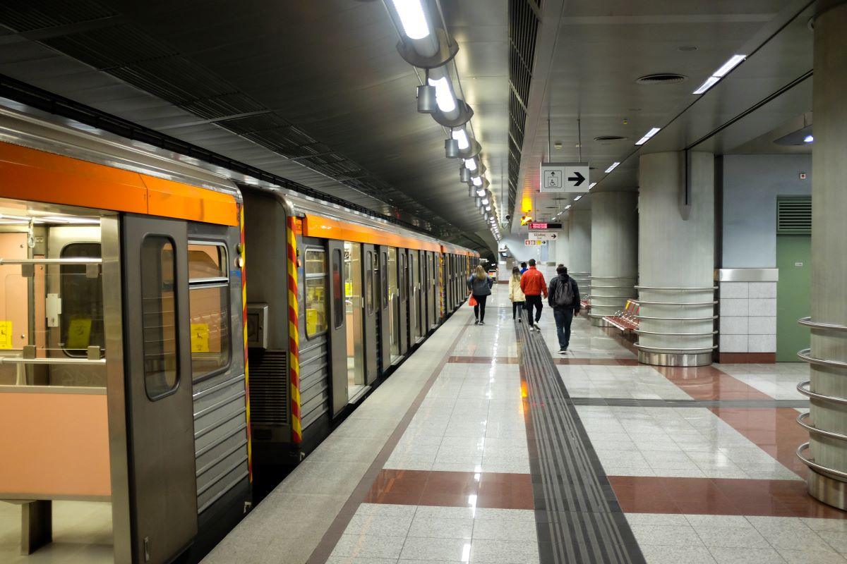 Athens Metro Boosts Services for Holiday Shopping