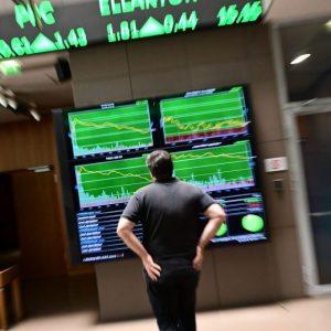 Χρηματιστήριο Αθηνών: Σε διελκυστίνδα η αγορά, παραμένει πέριξ των 2.100 μονάδων