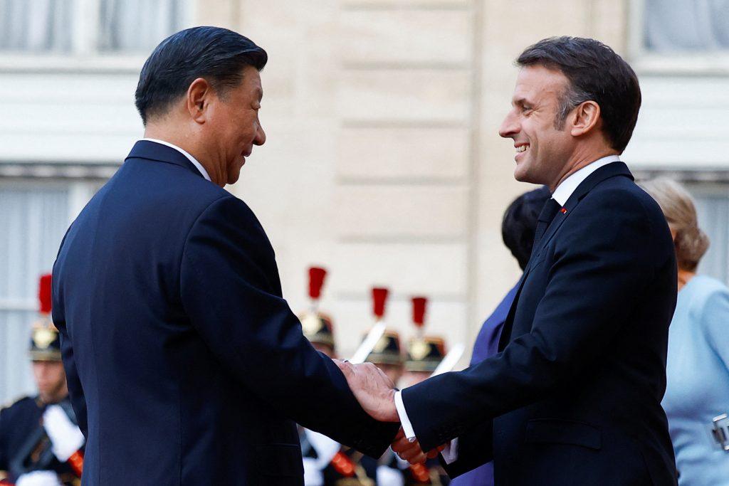 Μακρόν: Επίθεση φιλίας στον Σι Τζινπίνγκ