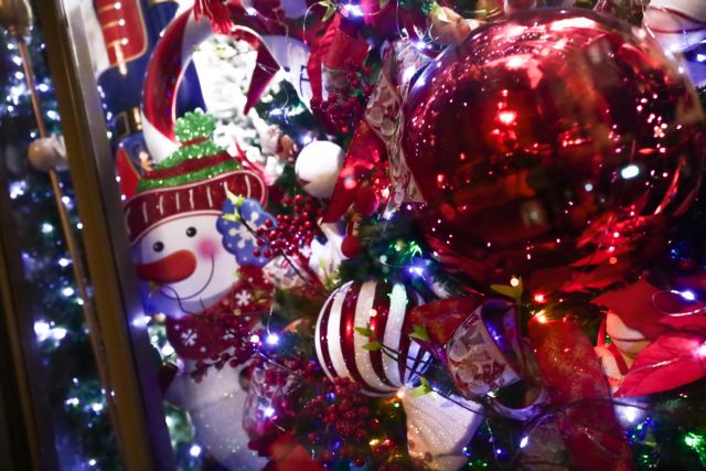 Deloitte: Υποχωρεί η κατανάλωση στη διάρκεια των γιορτών στις ΗΠΑ