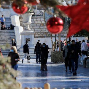 Χριστούγεννα: Η ακρίβεια «χτυπά» τους καταναλωτές – Τι θα αγοράσουν οι Έλληνες